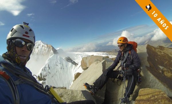 Santiago y Julio toman un descanso en cercanías de la cumbre del Ritacuba Norte.