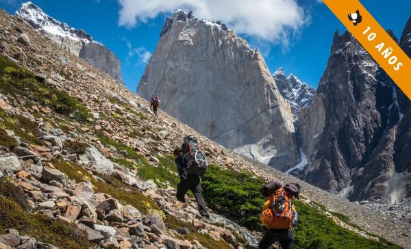 La aproximación por el Valle del Silencio bajo el imponente Cerro Escudo.