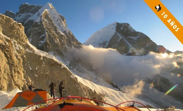 Campamento de altura con la vista de los Huascaranes al fondo.