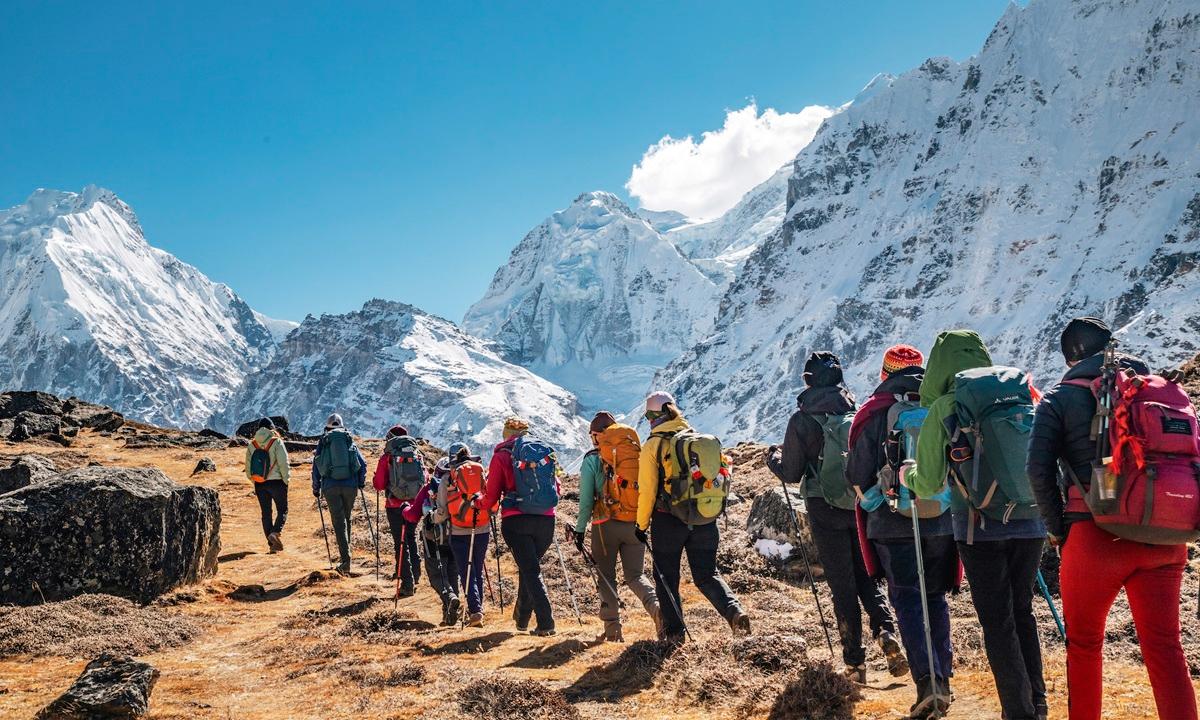 Mujer Montaña en el trekking del Kanchenjunga